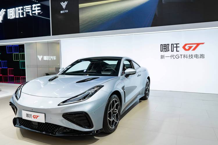 东莞153哪吒汽车在智能汽车领域的表现，领途汽车在新能源汽车市场中的影响力